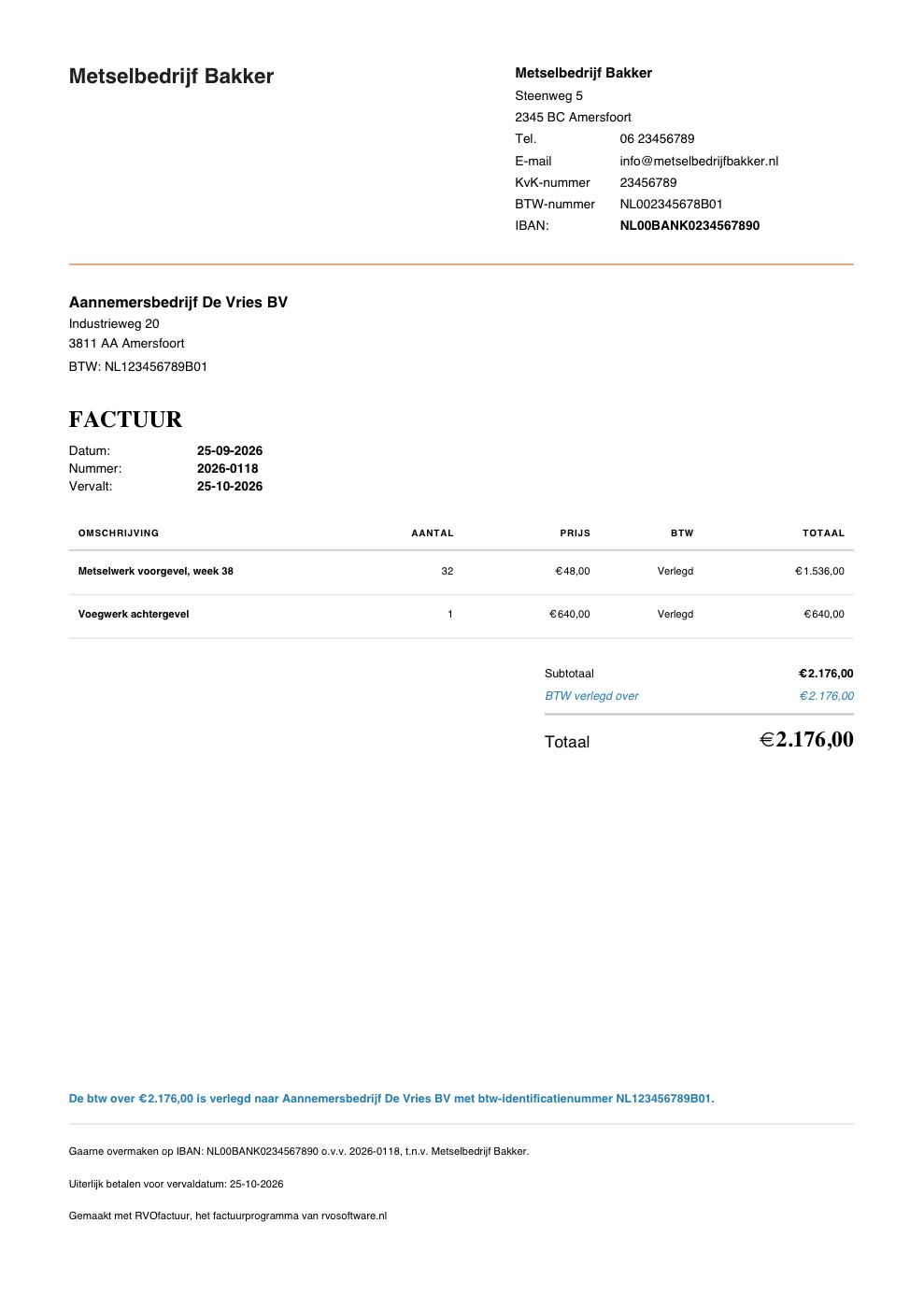 Voorbeeld van een factuur met btw verlegd: Metselbedrijf Bakker factureert € 2.176,00 aan Aannemersbedrijf De Vries BV, met de zin dat de btw is verlegd en het btw-nummer van de opdrachtgever